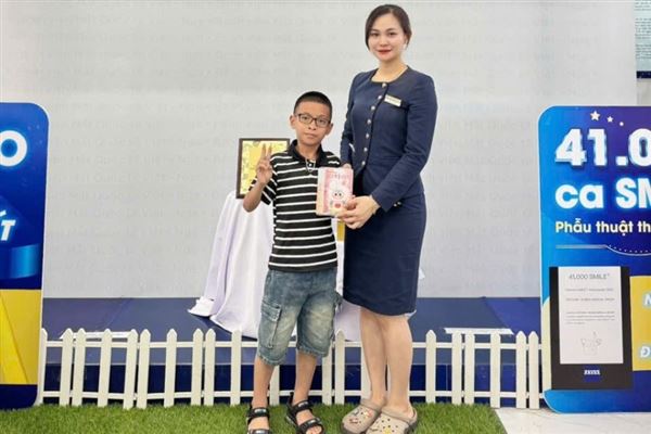 Khách hàng nhí háo hức nhận quà 1/6 tại Mắt Việt - Nga
