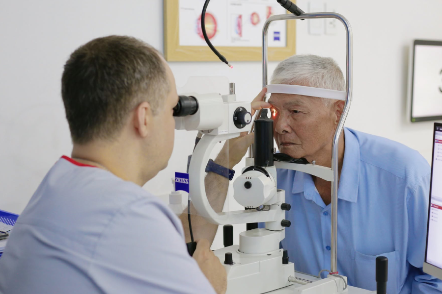 3 sai lầm phổ biến sau phẫu thuật đục thủy tinh thể người cao tuổi cần tránh