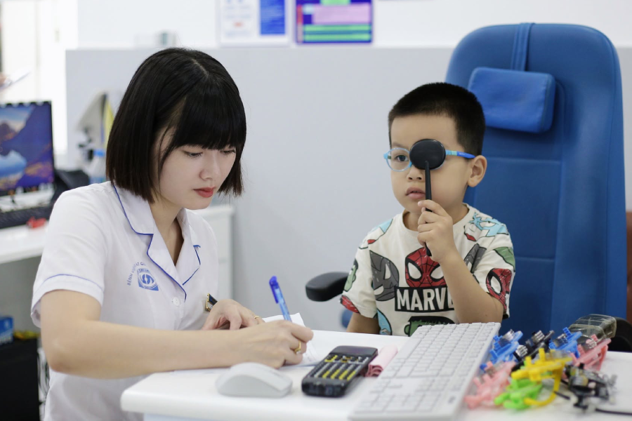 Vì sao nên khám mắt cho trẻ khi vào năm học mới?