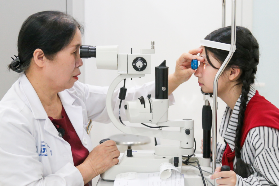 Video: Bác sĩ nhãn khoa chia sẻ tầm quan trọng của kính Ortho-K đối với trẻ cận thị