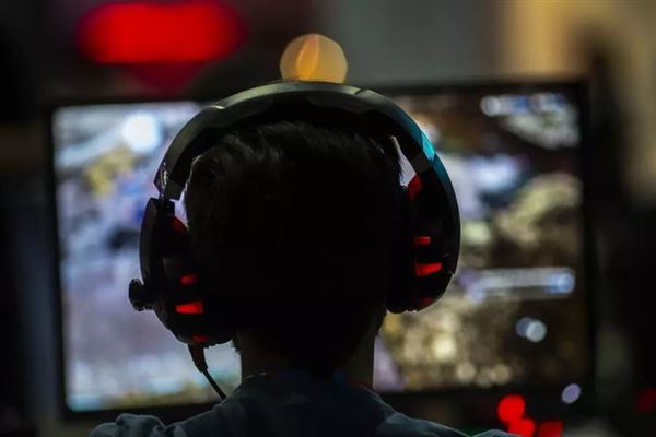 Đột quỵ mắt bởi chơi điện tử thâu đêm