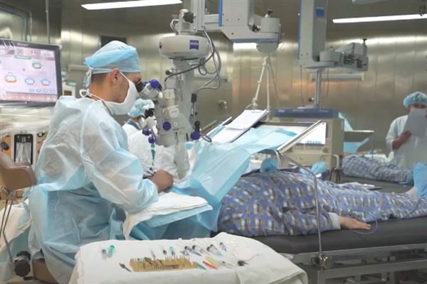Ghép giác mạc và điều trị bệnh võng mạc phức tạp tại Nga
