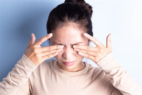 Dụi mắt quá mức gây nguy hiểm thế nào?