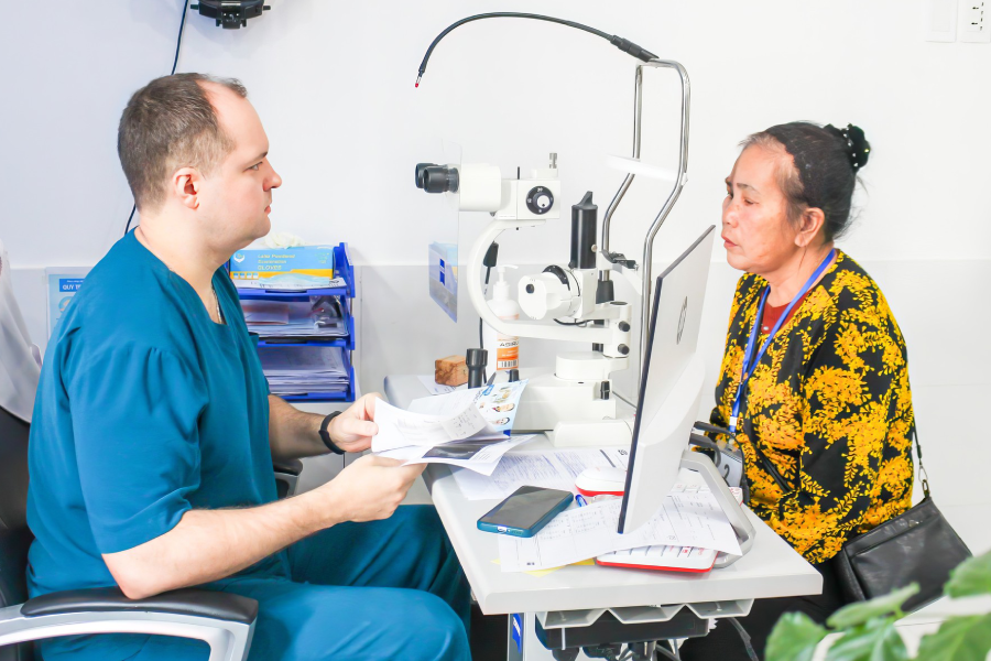 Những lưu ý quan trọng cho bệnh nhân có bệnh nền khi phẫu thuật đục thủy tinh thể