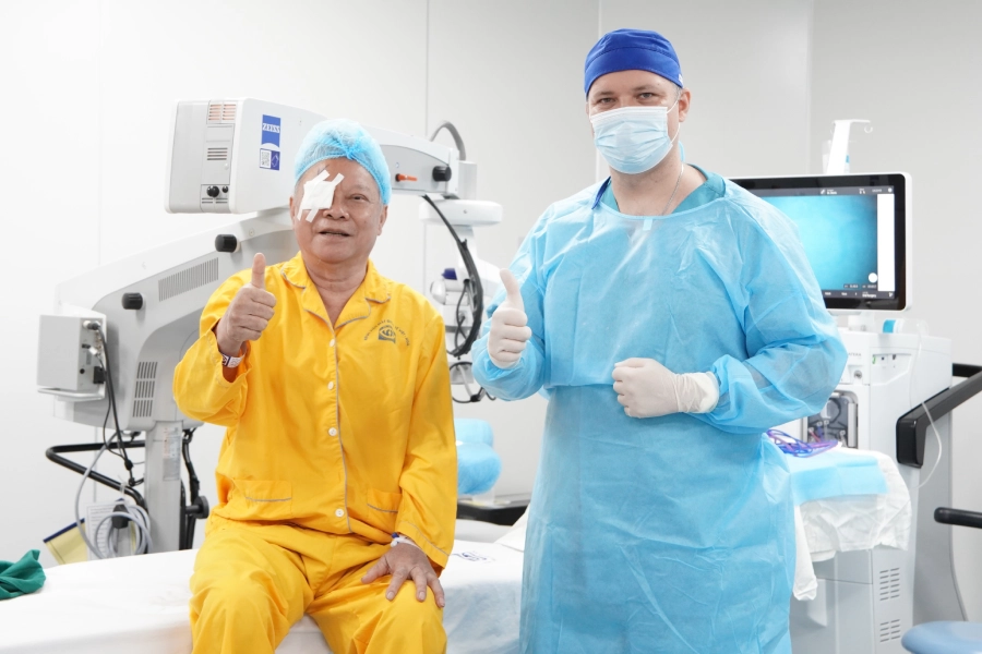 Mổ đục thủy tinh thể, U80 Quảng Ninh bất ngờ vì đôi mắt sáng rõ như thuở 25