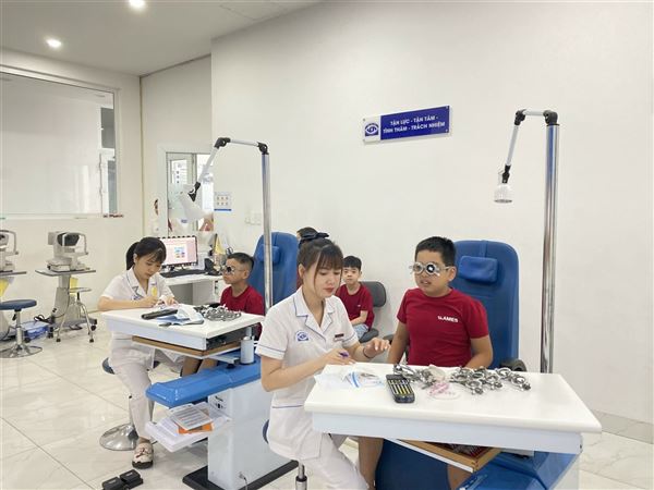 Quy trình khám khúc xạ chuẩn quốc tế tại Mắt Việt – Nga Hạ Long diễn ra thế nào?