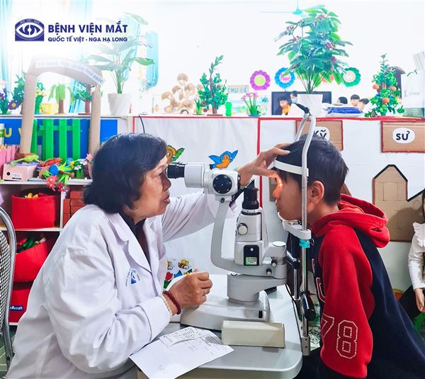 Mắt Việt – Nga Hạ Long khám mắt nhân đạo cho hàng nghìn học sinh huyện Đầm Hà